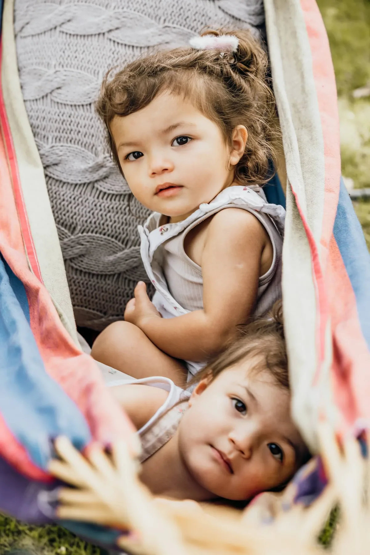 Kindergartenfoto: Zwei Kleinkinder liegen dicht beieinander in einer Hängematte